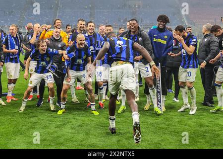 I giocatori dell'FC Internazionale celebrano la loro vittoria al termine della partita di serie A 2023/24 tra l'AC Milan e l'FC Internazionale allo Stadio San Siro. Punteggio finale; Milan 1: 2 Inter. Foto Stock