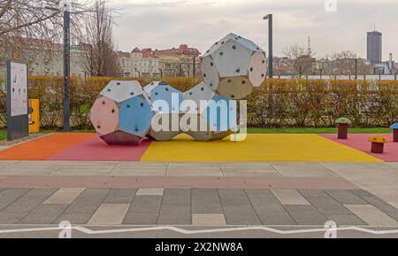 Belgrado, Serbia - 11 marzo 2024: Struttura per arrampicate al colorato parco giochi Savanova per bambini sul fiume Sava, giorno d'autunno. Foto Stock