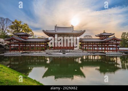 Phoenix Hall e giardino Jodo shiki di Byodoin a Kyoto, Giappone Foto Stock