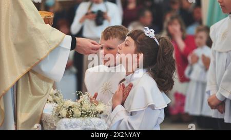 Lida, Bielorussia - 31 maggio 2022: I bambini vanno alla prima Santa comunione. Foto Stock