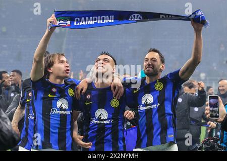 Milano, Italia. 22 aprile 2024. (R-L) Nicolo Barella, Lautaro Martinez e Hakan Calhanoglu del FC Internazionale celebrano il 20° Scudetto del club durante la partita di calcio di serie A 2023/24 tra AC Milan e FC Internazionale allo Stadio San Siro, Milano, Italia il 22 aprile 2024 Credit: Independent Photo Agency/Alamy Live News Foto Stock