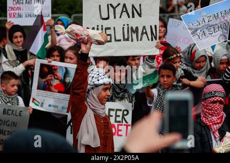 Istanbul, Istanbul, Turchia. 23 aprile 2024. I bambini turchi e arabi protestano di fronte all'ambasciata israeliana a Istanbul, chiedendo la fine della guerra e l'uccisione di bambini a Gaza in occasione della giornata dei bambini in Turchia. Il 23 aprile viene celebrata in Turchia la sovranità nazionale e la giornata dei bambini, sottolineando l'importanza dei bambini e dei loro diritti nel paese. (Immagine di credito: © Shady Alassar/ZUMA Press Wire) SOLO PER USO EDITORIALE! Non per USO commerciale! Foto Stock