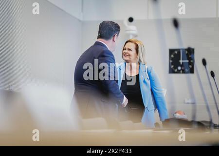 Berlino, Germania. 23 aprile 2024. (RL) Nancy Faeser (SPD), Ministro federale dell'interno e degli affari interni, e Hubertus Heil (SPD), Ministro federale del lavoro e degli affari sociali, fotografati prima della riunione del gruppo parlamentare tenutasi a Berlino il 23 aprile 2024. Credito: dpa/Alamy Live News Foto Stock