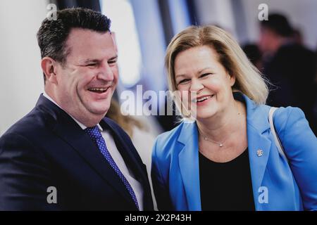 Berlino, Germania. 23 aprile 2024. (RL) Nancy Faeser (SPD), Ministro federale dell'interno e degli affari interni, e Hubertus Heil (SPD), Ministro federale del lavoro e degli affari sociali, fotografati prima della riunione del gruppo parlamentare tenutasi a Berlino il 23 aprile 2024. Credito: dpa/Alamy Live News Foto Stock