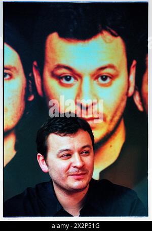 MANIC STREET PREACHERS, CONFERENZA STAMPA, 1999: James Dean Bradfield della band gallese Manic Street Preachers in una conferenza stampa al Millennium Stadium di Cardiff, Galles, Regno Unito, il 1° novembre 1999. La band stava promuovendo il loro concerto notturno del millennio davanti a più di 57.000 fan la vigilia di Capodanno 1999-2000, al Millennium Stadium di Cardiff, chiamato "Leaving the 20th Century". Foto: Rob Watkins. INFO: I Manic Street Preachers, un gruppo rock gallese formatosi nel 1986, emersero come icone della scena musicale britannica degli anni '90. Noti per i loro testi politicamente caricati e le melodie tematiche. Foto Stock