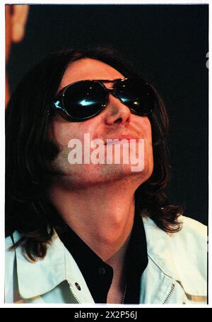 MANIC STREET PREACHERS, CONFERENZA STAMPA, 1999: Nicky Wire della band gallese Manic Street Preachers in una conferenza stampa al Millennium Stadium di Cardiff, Galles, Regno Unito, il 1° novembre 1999. La band stava promuovendo il loro concerto notturno del millennio davanti a più di 57.000 fan la vigilia di Capodanno 1999-2000, al Millennium Stadium di Cardiff, chiamato "Leaving the 20th Century". Foto: Rob Watkins. INFO: I Manic Street Preachers, un gruppo rock gallese formatosi nel 1986, emersero come icone della scena musicale britannica degli anni '90. Noti per i loro testi politicamente carichi e le melodie tematiche, successi come "A Design for Life" Solid Foto Stock