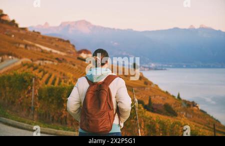 Ritratto all'aperto di una donna di mezza età che gode di una bella giornata autunnale nei vigneti, uno stile di vita sano e attivo, vista posteriore Foto Stock