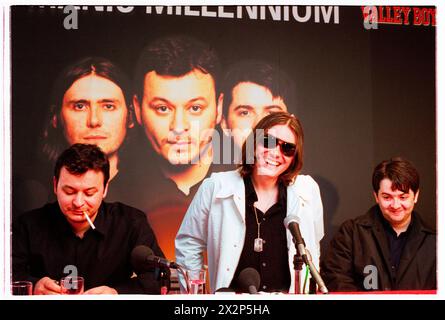 MANIC STREET PREACHERS, CONFERENZA STAMPA, 1999: James Dean Bradfield, Nicky Wire e Sean Moore della band gallese Manic Street Preachers in una conferenza stampa al Millennium Stadium di Cardiff, Galles, Regno Unito, il 1° novembre 1999. La band stava promuovendo il loro concerto notturno del millennio davanti a più di 57.000 fan la vigilia di Capodanno 1999-2000, al Millennium Stadium di Cardiff, chiamato "Leaving the 20th Century". Foto: Rob Watkins. INFO: I Manic Street Preachers, un gruppo rock gallese formatosi nel 1986, emersero come icone della scena musicale britannica degli anni '90. Noti per i loro testi politicamente caricati e le melodie tematiche Foto Stock