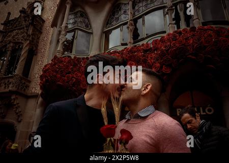 Barcellona, Catalogna, Spagna. 21 aprile 2024. Un paio di posa davanti alla "Casa Batllo" di Gaudí durante il giorno di San Giorgio, noto anche come il "giorno del libro" in Catalogna. (Credit Image: © Matthias Oesterle/ZUMA Press Wire) SOLO PER USO EDITORIALE! Non per USO commerciale! Foto Stock