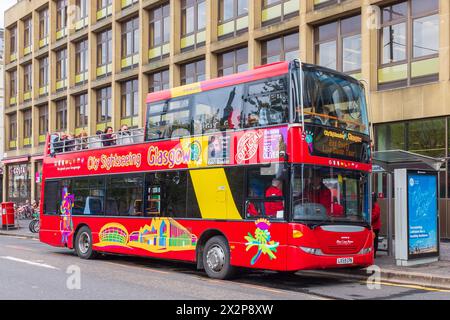 Autobus turistico della città di Glasgow, parcheggiato a George Square, Glasgow con passeggeri turistici, Glasgow, Scozia, Regno Unito Foto Stock