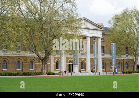 Esterno della facciata principale e portico d'ingresso della Galleria Saatchi, galleria d'arte contemporanea. Duke of York Square, Londra, Inghilterra, Regno Unito Foto Stock