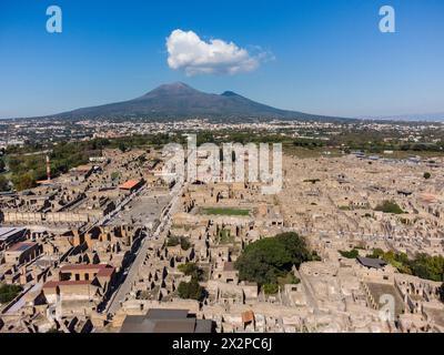 Pompei, Itay: Vista aerea della famosa città archeologica di Pompei dal vulcano Vesuve a Napoly, o Napoli, in Italia in una giornata di sole. Foto Stock