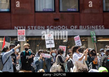 New York, New York, Stati Uniti. 21 aprile 2024. Gli attivisti studenteschi occupano un accampamento di protesta fuori dalla Stern School of Business il 22 aprile 2024 a New York. Gli studenti della New York University hanno rilevato Gould Plaza in solidarietà con altre università di tutto il paese che hanno occupato spazi nel campus a sostegno della Palestina chiedendo la loro dismissione da Israele. (Credit Image: © Michael Nigro/Pacific Press via ZUMA Press Wire) SOLO PER USO EDITORIALE! Non per USO commerciale! Foto Stock