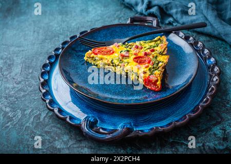 Frittata fatta in casa con spinaci, formaggio di cagliata, pancetta, cipolla e cipolle verdi Foto Stock