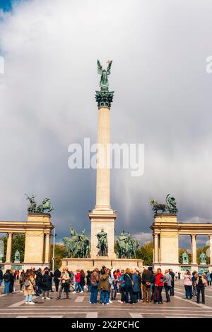 Budapest Ungheria - 20 aprile 2024: Monumento del Millennio in Piazza degli Eroi, una delle attrazioni più visitate nelle piazze di Budapest, Ungheria. Foto Stock