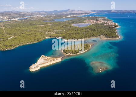 Sibenik, Croazia: Vista aerea della fortezza di San Nicola di epoca veneziana all'ingresso di San Nicola Canale di Anthony, vicino a Sibenik in Dalmazia in Croazia Foto Stock