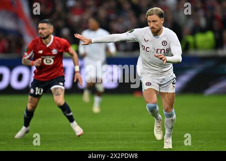 Matty Cash (2) dell'Aston Villa nella foto durante i quarti di finale di UEFA Conference League - partita di andata e ritorno nella stagione 2023-2024 tra Lille OSC e Aston Villa il 18 aprile 2024 a Lille, Francia. (Foto di David Catry / Isosport) Foto Stock