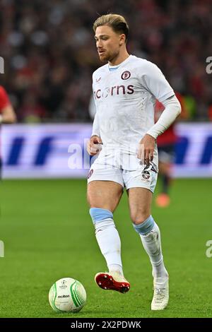 Matty Cash (2) dell'Aston Villa nella foto durante i quarti di finale di UEFA Conference League - partita di andata e ritorno nella stagione 2023-2024 tra Lille OSC e Aston Villa il 18 aprile 2024 a Lille, Francia. (Foto di David Catry / Isosport) Foto Stock