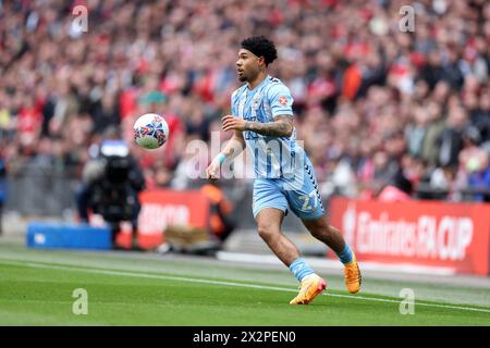 Londra, Regno Unito. 21 aprile 2024. Milan van Ewijk di Coventry City in azione. La semifinale della Emirates fa Cup, Coventry City contro Manchester Utd, allo stadio di Wembley a Londra, domenica 21 aprile 2024. Solo per uso editoriale. foto di Andrew Orchard/Andrew Orchard fotografia sportiva/Alamy Live News Credit: Andrew Orchard fotografia sportiva/Alamy Live News Foto Stock