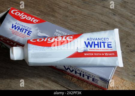 Copenhagen/Danimarca/23 aprile 2024/Colgate Advance White Oothpaste in Copenhagen foto.Francis Joseph Dean/Dean Pictures non per uso commerciale Foto Stock