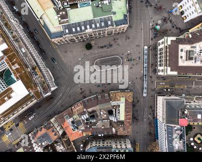 Zurigo, Svizzera: Vista aerea dall'alto verso il basso del quartiere finanziario e degli affari di Zurigo centrato intorno a piazza Paradeplatz e alla città vecchia di Svizzera Foto Stock