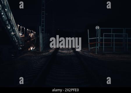 Ferrovia di notte. Foto di alta qualità Foto Stock