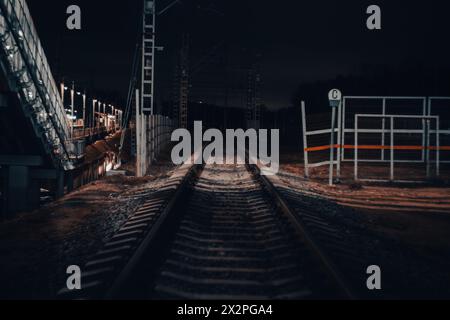 Ferrovia di notte. Foto di alta qualità Foto Stock