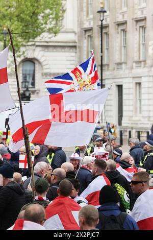 Londra, Regno Unito, 23 aprile 2024. La polizia del Met schierò agenti extra come "gruppi di estrema destra" viaggiarono da tutto il Regno Unito per celebrare il giorno di San Giorgio a Whitehall. La strada fu chiusa come una folla enorme con bandiere inglesi riunite per ascoltare i discorsi, tra cui uno di Tommy Robinson. Credito : Monica Wells/Alamy Live News Foto Stock