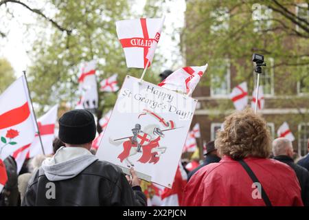 Londra, Regno Unito, 23 aprile 2024. La polizia del Met schierò agenti extra come "gruppi di estrema destra" viaggiarono da tutto il Regno Unito per celebrare il giorno di San Giorgio a Whitehall. La strada fu chiusa come una folla enorme con bandiere inglesi riunite per ascoltare i discorsi, tra cui uno di Tommy Robinson. Credito : Monica Wells/Alamy Live News Foto Stock