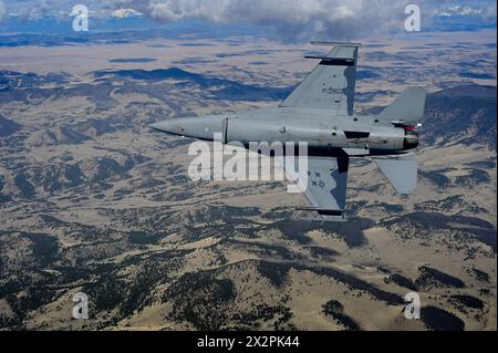 Un F-16C Fighting Falcon della U.S. Air Force, assegnato al 120th Fighter Squadron, la Colorado Air National Guard dipinse per commemorare il 100th anniversa Foto Stock