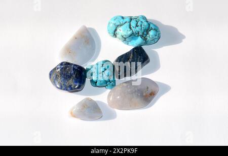collezione di varie pietre preziose minerali grezze blu che mostrano la bellezza naturale e l'energia delle pietre curative Foto Stock
