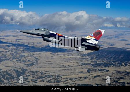 Un F-16C Fighting Falcon della U.S. Air Force, assegnato al 120th Fighter Squadron, la Colorado Air National Guard dipinse per commemorare il 100th anniversa Foto Stock