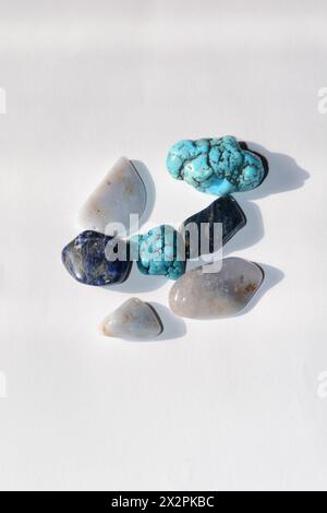 collezione di varie pietre preziose minerali grezze blu che mostrano la bellezza naturale e l'energia delle pietre curative Foto Stock