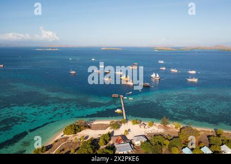 Komodo, Indonesia: Antenna della barca Phinisi ancorata all'isola di Kanawa nella zona di Komodo vicino a Labuan Bajo a Flores, Indonesia. Foto Stock