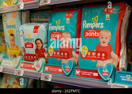 Melun - Francia - 20 aprile 2024: Vista dei pannolini in mostra al supermercato Foto Stock