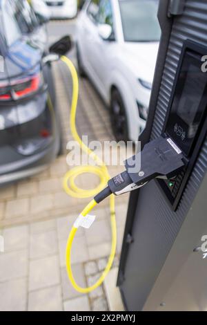 Ladestation a Dresda Elektroautos an Ladesäulen. Dresden Sachsen Deutschland *** stazione di ricarica a Dresda Auto elettriche presso stazioni di ricarica Dresda Sassonia Germania Foto Stock