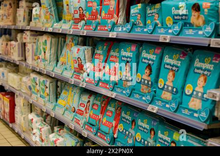 Melun - Francia - 20 aprile 2024: Vista dei pannolini in mostra al supermercato Foto Stock