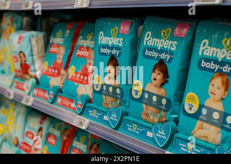 Melun - Francia - 20 aprile 2024: Vista dei pannolini in mostra al supermercato Foto Stock