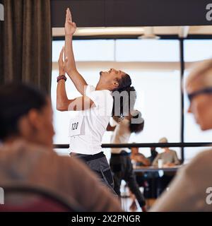 Competizione, talento e uomo con movimento, studio e performance per audizione, danza e grazia per l'arte. Ballerino flessibile, energico e maschile sul palco Foto Stock