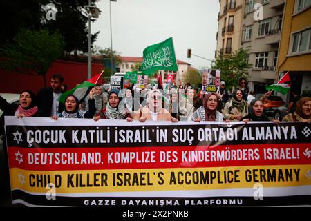 Istanbul, Turchia. 23 aprile 2024. I manifestanti tengono bandiere e uno striscione mentre cantano "la Germania, l'assassino, esce dalla Turchia" durante una manifestazione davanti all'ambasciata tedesca a Istanbul. Di fronte all'ambasciata tedesca a Istanbul viene organizzata una protesta contro la visita del presidente tedesco Frank-Walter Steinmeier nella città turca di Istanbul, a causa del sostegno di Berlino a Israele nella sua continua aggressione alla Striscia di Gaza. (Foto di Shady Alassar/SOPAImages/Sipa USA) credito: SIPA USA/Alamy Live News Foto Stock