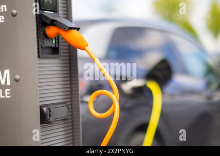 Ladestation a Dresda Elektroautos an Ladesäulen. Dresden Sachsen Deutschland *** stazione di ricarica a Dresda Auto elettriche presso stazioni di ricarica Dresda Sassonia Germania Foto Stock