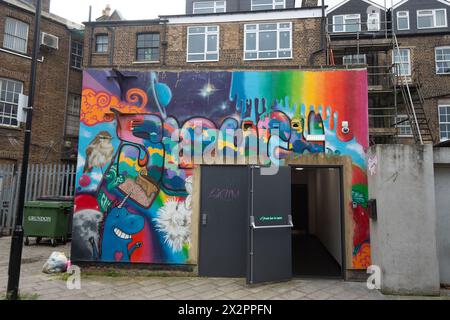 Slough, Berkshire, Regno Unito. 19 aprile 2024. Graffiti colorati a Slough, Berkshire. Crediti: Maureen McLean/Alamy Foto Stock