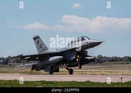 Un F-16D Fighting Falcon della U.S. Air Force, assegnato al 21st Fighter Squadron, Arizona Air National Guard, atterra sulla Buckley Air Force base, Colorado, Foto Stock