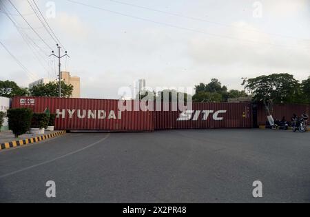 I container sono stati collocati dalla polizia di Sindh per gli accordi di sicurezza stanno rendendo la polizia a prova di sciocchezze per motivi di sicurezza all'arrivo del presidente iraniano Dr. Ebrahim Raisi, sulla strada Shahrah-e-Faisal a Karachi martedì 23 aprile 2024. Il presidente iraniano, il dottor Syed Ebrahim Raisi, è arrivato a Karachi in mezzo a una stretta sicurezza, durante la terza tappa della sua visita in Pakistan. Al loro arrivo all'aeroporto internazionale Jinnah di Karachi, Sindh cm Murad Ali Shah, il governatore Kamran Tessori e altri hanno accolto il presidente iraniano e altri membri della delegazione in visita. Foto Stock