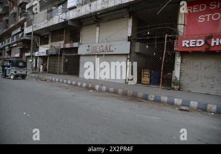 Vista delle attività commerciali viste chiuse mentre i mercati danno un aspetto desertico per motivi di sicurezza all'arrivo del presidente iraniano Dr. Ebrahim Raisi, nella zona di Saddar a Karachi martedì 23 aprile 2024. Il presidente iraniano, il dottor Syed Ebrahim Raisi, è arrivato a Karachi in mezzo a una stretta sicurezza, durante la terza tappa della sua visita in Pakistan. Al loro arrivo all'aeroporto internazionale Jinnah di Karachi, Sindh cm Murad Ali Shah, il governatore Kamran Tessori e altri hanno accolto il presidente iraniano e altri membri della delegazione in visita. Foto Stock