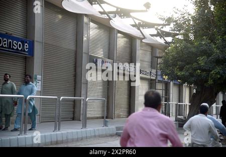 Vista delle attività commerciali viste chiuse mentre i mercati danno un aspetto desertico per motivi di sicurezza all'arrivo del presidente iraniano Dr. Ebrahim Raisi, nella zona di Saddar a Karachi martedì 23 aprile 2024. Il presidente iraniano, il dottor Syed Ebrahim Raisi, è arrivato a Karachi in mezzo a una stretta sicurezza, durante la terza tappa della sua visita in Pakistan. Al loro arrivo all'aeroporto internazionale Jinnah di Karachi, Sindh cm Murad Ali Shah, il governatore Kamran Tessori e altri hanno accolto il presidente iraniano e altri membri della delegazione in visita. Foto Stock