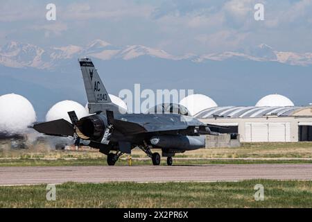 Un F-16D Fighting Falcon della U.S. Air Force, assegnato al 21st Fighter Squadron, Arizona Air National Guard, atterra sulla Buckley Air Force base, Colorado, Foto Stock