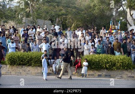 I pendolari hanno visto preoccupati e affrontare problemi dovuti alla chiusura delle strade principali e a motivi di sicurezza all'arrivo del presidente iraniano Dr. Ebrahim Raisi, a Shahrah-e-Faisal Road a Karachi martedì 23 aprile 2024. Il presidente iraniano, il dottor Syed Ebrahim Raisi, è arrivato a Karachi in mezzo a una stretta sicurezza, durante la terza tappa della sua visita in Pakistan. Al loro arrivo all'aeroporto internazionale Jinnah di Karachi, Sindh cm Murad Ali Shah, il governatore Kamran Tessori e altri hanno accolto il presidente iraniano e altri membri della delegazione in visita. Foto Stock