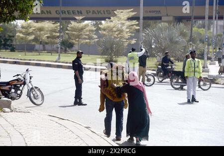 I pendolari hanno visto preoccupati e affrontare problemi dovuti alla chiusura delle strade principali e a motivi di sicurezza all'arrivo del presidente iraniano Dr. Ebrahim Raisi, a Shahrah-e-Faisal Road a Karachi martedì 23 aprile 2024. Il presidente iraniano, il dottor Syed Ebrahim Raisi, è arrivato a Karachi in mezzo a una stretta sicurezza, durante la terza tappa della sua visita in Pakistan. Al loro arrivo all'aeroporto internazionale Jinnah di Karachi, Sindh cm Murad Ali Shah, il governatore Kamran Tessori e altri hanno accolto il presidente iraniano e altri membri della delegazione in visita. Foto Stock