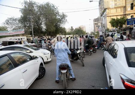 I pendolari hanno visto preoccupati e affrontare problemi dovuti alla chiusura delle strade principali e a motivi di sicurezza all'arrivo del presidente iraniano Dr. Ebrahim Raisi, nella zona di Saddar a Karachi martedì 23 aprile 2024. Il presidente iraniano, il dottor Syed Ebrahim Raisi, è arrivato a Karachi in mezzo a una stretta sicurezza, durante la terza tappa della sua visita in Pakistan. Al loro arrivo all'aeroporto internazionale Jinnah di Karachi, Sindh cm Murad Ali Shah, il governatore Kamran Tessori e altri hanno accolto il presidente iraniano e altri membri della delegazione in visita. Foto Stock